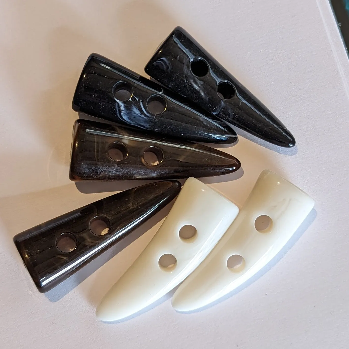 Large Tooth Toggle / Polyester